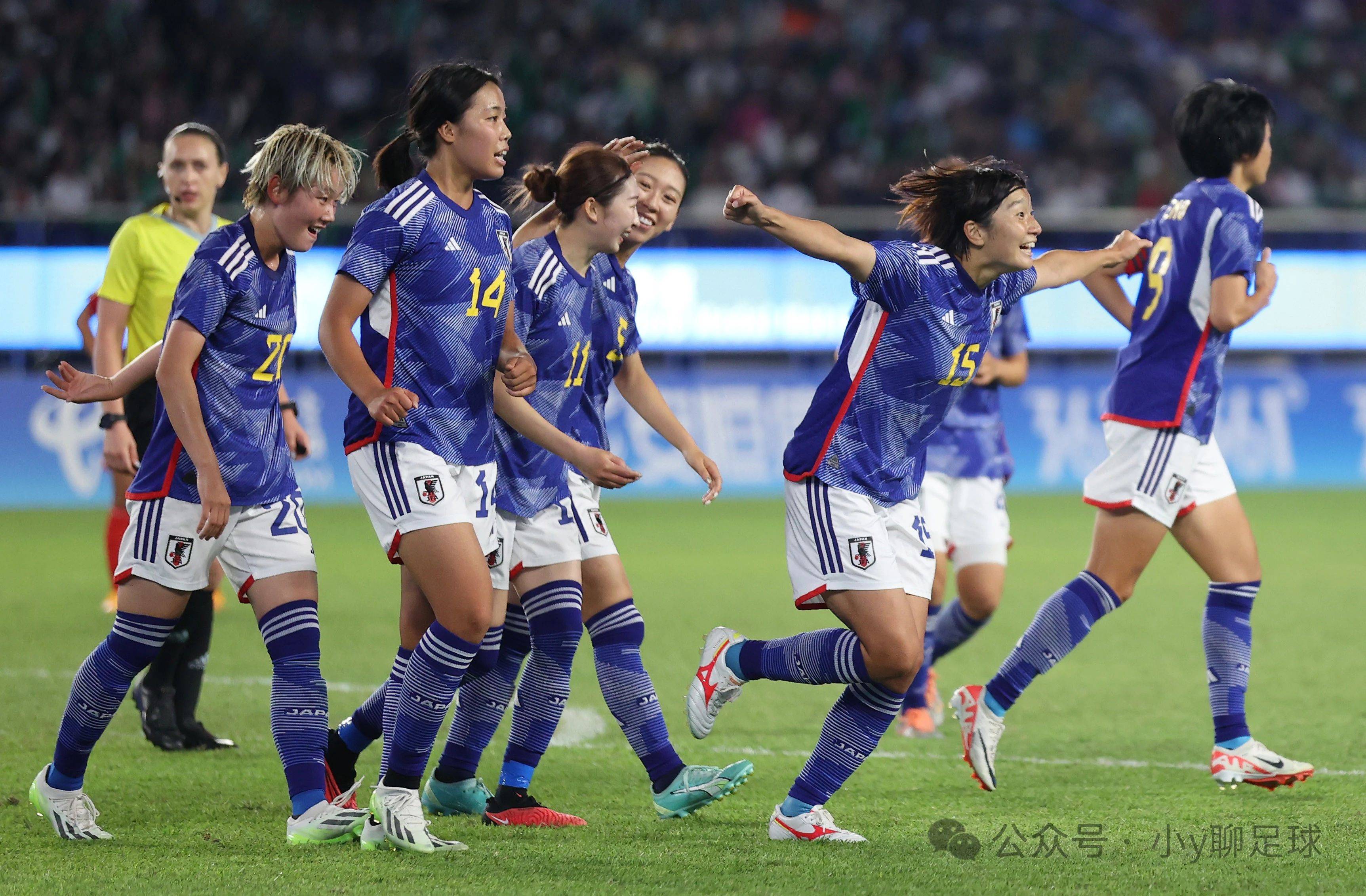 美国女足选手在比赛中展现出强大实力