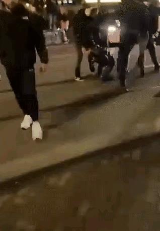 包含慕尼黑1860球迷与奥格斯堡球迷斗殴，大约的词条