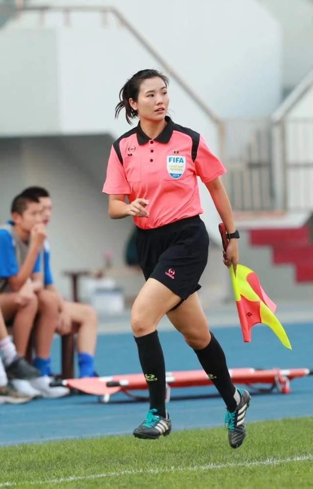 包含独家访谈：女子足球明星的职业规划的词条